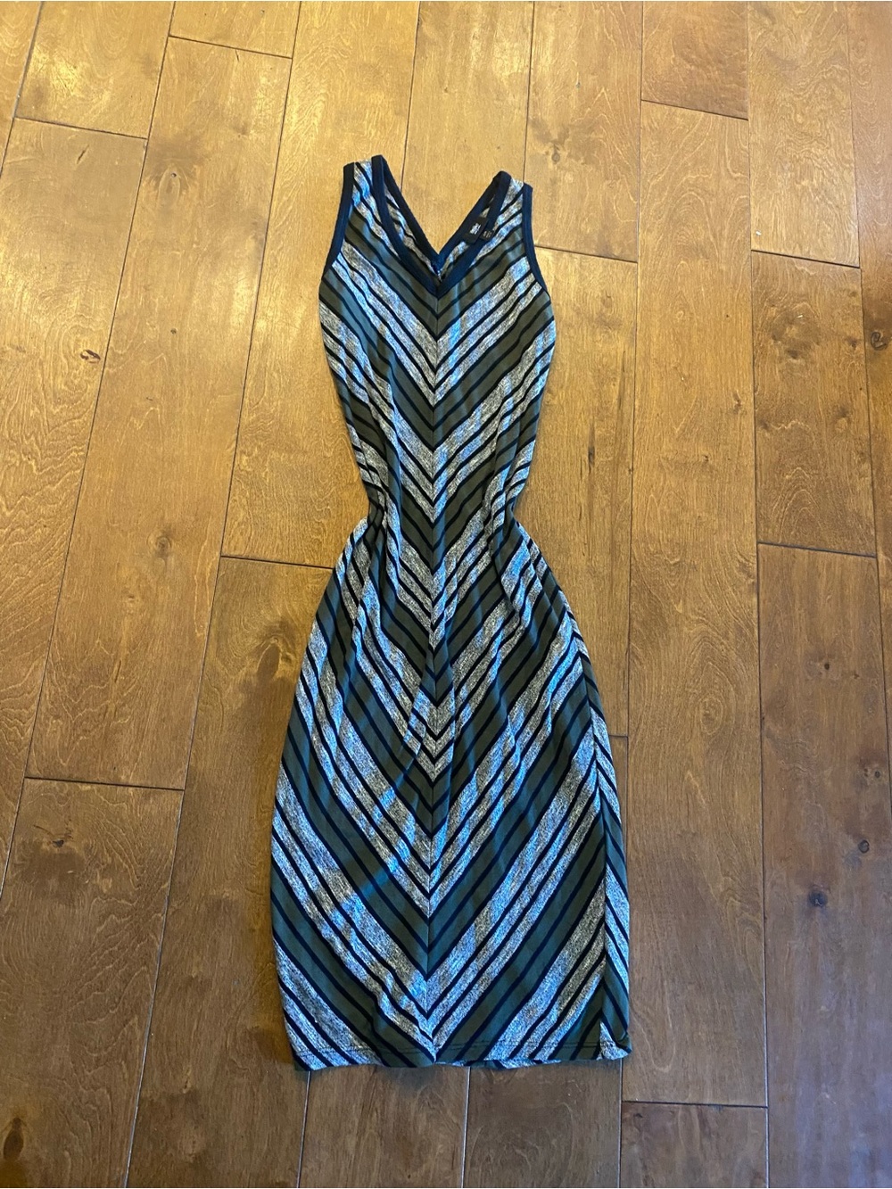Sleeveless V-Neck Chevron Stripe black Dress in olive green and gray. Size xs LN